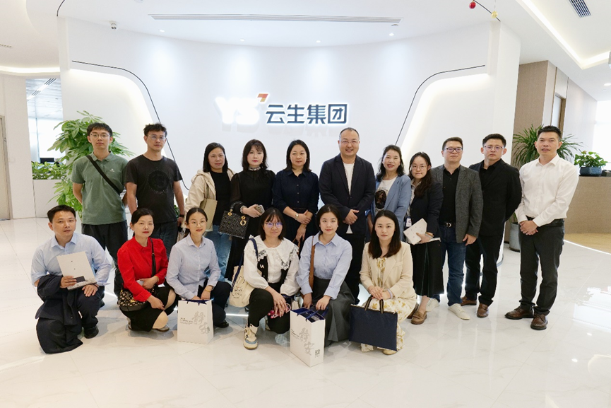 武汉人力资源服务协会秘书长黄春红一行莅临3044永利集团官网集团走访交流
