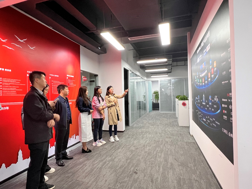昆明市呈贡区人社局副局长一行莅临3044永利集团官网集团四川公司考察调研